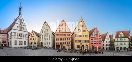 Golden Hour Magic - fesselnde Aussicht auf den wunderschönen Sonnenaufgang am Marktplatz Rothenburg ob der Tauber Stockfoto