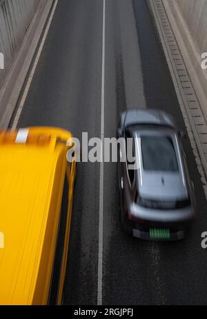 Zwei Autos, die auf Asphalt fahren Stockfoto