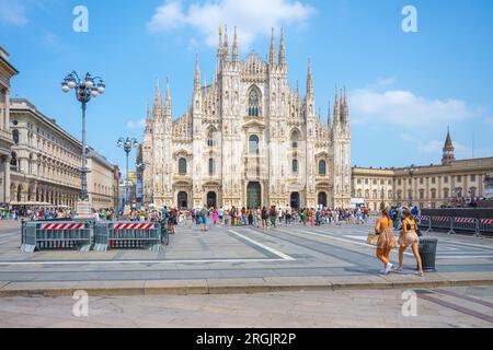 MAILAND, ITALIEN - 18. JULI 2023: Mailänder Dom, Italienisch: Duomo di Milano, oder Metropolitan Cathedral-Basilica of the Nativity of Saint Mary and Cathedral Square, Italienisch: Piazza del Duomo. Fotos an sonnigen Sommertagen. Mailand, Lombardei, Italien. Stockfoto