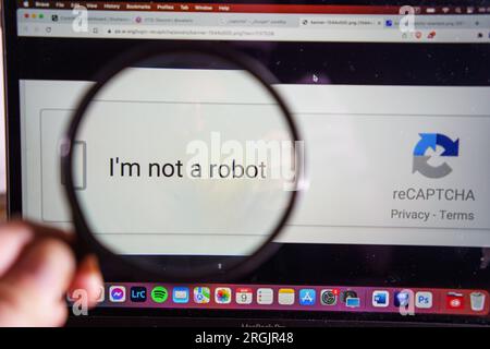 ReCAPTCHA auf dem Windows-Bildschirm. Aktivieren Sie dieses Kontrollkästchen, um zu beweisen, dass Sie kein Roboter, sondern Mensch sind Stockfoto