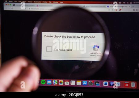ReCAPTCHA auf dem Windows-Bildschirm. Aktivieren Sie dieses Kontrollkästchen, um zu beweisen, dass Sie kein Roboter, sondern Mensch sind Stockfoto
