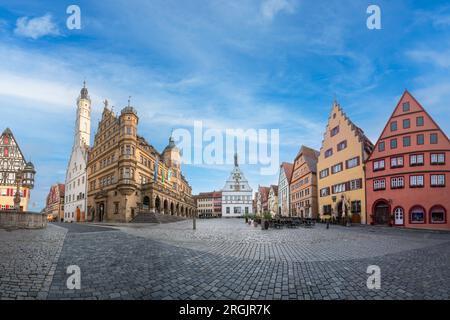 Golden Hour Magic - fesselnde Aussicht auf den wunderschönen Sonnenaufgang am Marktplatz Rothenburg ob der Tauber Stockfoto