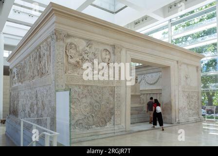 Rom, Latium, Italien, Touristen im Ara Pacis Museum, (Italienisch, Museo dellAra Pacis) mit Ara Pacis Augustae, einem alten Altar Stockfoto