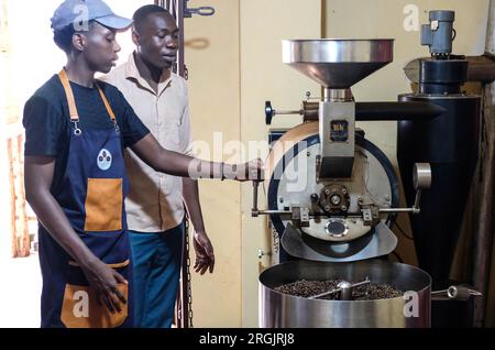 Kampala. 7. Aug. 2023. In der von Gerald Katabazi in Kampala, Uganda, erstellten Kaffeerösterei am 7. August 2023 rösten die Arbeiter mit einer Maschine Kaffeebohnen. ZU „Roundup: African Coffee Nations Push for intra Continental trade of Coffee Products“: Hajarah Nalwadda/Xinhua/Alamy Live News Stockfoto