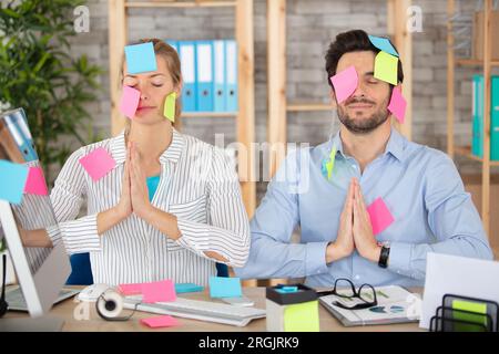 zen-Frau und -Mann mit vielen Erinnerungsnotizen Stockfoto