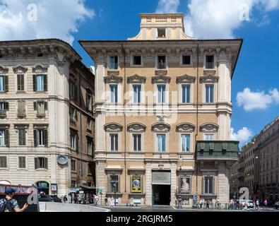 Rom, Lazio, Italien, Palazzo Bonaparte, vormals D'Aste Rinuccini, ist ein Palast an der Piazza Venezia mit seiner Renaissance-Architektur Stockfoto