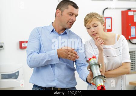 Zwei Arbeiter auf Metallteil Stockfoto