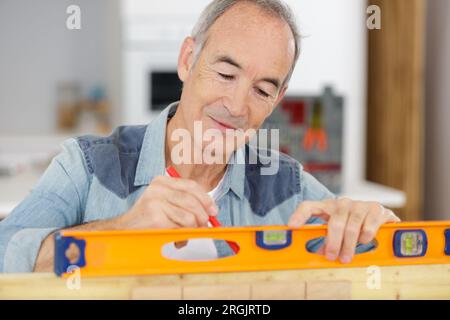 Senior-Mann mit einem Handwerkzeug Stockfoto