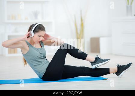 Eine junge Frau, die Sport macht Stockfoto