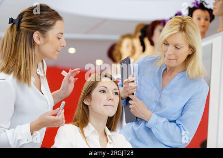 Lehrer helfen den Studenten Ausbildung Friseure zu werden Stockfoto