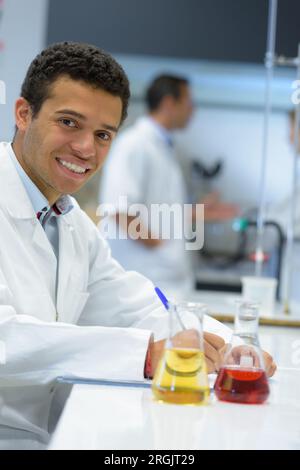 Mediziner macht Bluttests Stockfoto