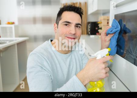 Frau hat zuhause den Backofen aufgenährt Stockfoto