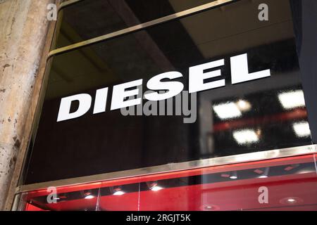 Mailand , Italien - 08 07 2023 : Diesel Markenzeichen Logo und Text Fassadenladen Italien Design Modefirma Stockfoto