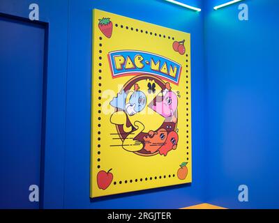 Mailand , Italien - 08 07 2023 : Pac-man-Panel Logo und Textschild Spielkonsole im Retro-Retro-Design Stockfoto