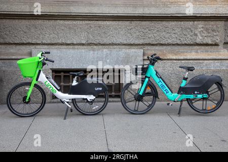 Mailand , Italien - 08 07 2023 : Limetten- und Stufenrad-E-Roller segway urbane Mobilität Roller-Verleih von gemeinsam genutzten Elektrofahrrädern und Rollern mit o Stockfoto