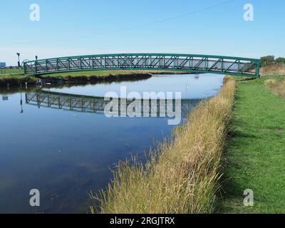 Sheerness, Kent, Großbritannien. 10. Aug. 2023. UK Weather: Ein warmer und sonniger Morgen entlang des Kanals in Sheerness, Kent. Kredit: James Bell/Alamy Live News Stockfoto