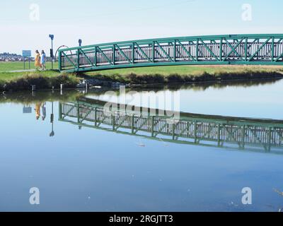 Sheerness, Kent, Großbritannien. 10. Aug. 2023. UK Weather: Ein warmer und sonniger Morgen entlang des Kanals in Sheerness, Kent. Kredit: James Bell/Alamy Live News Stockfoto