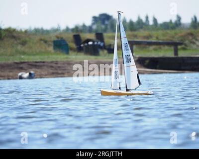 Sheerness, Kent, Großbritannien. 10. Aug. 2023. UK Weather: Ein warmer und sonniger Morgen für Modellyachten am Barton's Point Lake in Sheerness, Kent. Kredit: James Bell/Alamy Live News Stockfoto