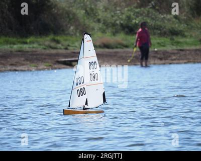Sheerness, Kent, Großbritannien. 10. Aug. 2023. UK Weather: Ein warmer und sonniger Morgen für Modellyachten am Barton's Point Lake in Sheerness, Kent. Kredit: James Bell/Alamy Live News Stockfoto