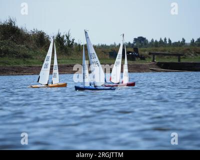 Sheerness, Kent, Großbritannien. 10. Aug. 2023. UK Weather: Ein warmer und sonniger Morgen für Modellyachten am Barton's Point Lake in Sheerness, Kent. Kredit: James Bell/Alamy Live News Stockfoto