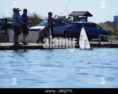 Sheerness, Kent, Großbritannien. 10. Aug. 2023. UK Weather: Ein warmer und sonniger Morgen für Modellyachten am Barton's Point Lake in Sheerness, Kent. Kredit: James Bell/Alamy Live News Stockfoto