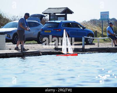 Sheerness, Kent, Großbritannien. 10. Aug. 2023. UK Weather: Ein warmer und sonniger Morgen für Modellyachten am Barton's Point Lake in Sheerness, Kent. Kredit: James Bell/Alamy Live News Stockfoto