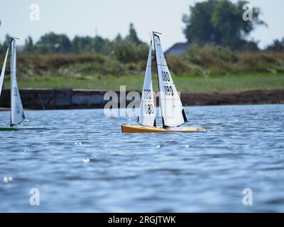 Sheerness, Kent, Großbritannien. 10. Aug. 2023. UK Weather: Ein warmer und sonniger Morgen für Modellyachten am Barton's Point Lake in Sheerness, Kent. Kredit: James Bell/Alamy Live News Stockfoto