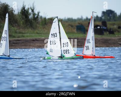 Sheerness, Kent, Großbritannien. 10. Aug. 2023. UK Weather: Ein warmer und sonniger Morgen für Modellyachten am Barton's Point Lake in Sheerness, Kent. Kredit: James Bell/Alamy Live News Stockfoto