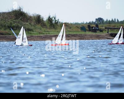 Sheerness, Kent, Großbritannien. 10. Aug. 2023. UK Weather: Ein warmer und sonniger Morgen für Modellyachten am Barton's Point Lake in Sheerness, Kent. Kredit: James Bell/Alamy Live News Stockfoto
