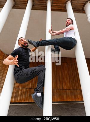 Edinburgh, Schottland, Großbritannien. 10. August 2023. Die Künstler David Banks und Sadiq Ali spielen Stuntman-Szenen aus den Filmen. In ihrer Show Stuntman geht es um die Auswirkungen von Vorbildern von Actionhelden auf Männer und Jungen, indem sie sich von Filmen wie die Hard und John Wick inspirieren lässt. Die Show läuft in Summerhall. Iain Masterton/Alamy Live News Stockfoto