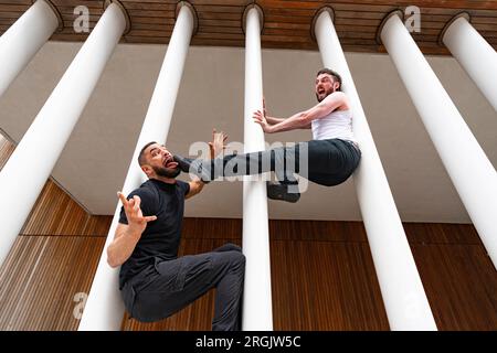 Edinburgh, Schottland, Großbritannien. 10. August 2023. Die Künstler David Banks und Sadiq Ali spielen Stuntman-Szenen aus den Filmen. In ihrer Show Stuntman geht es um die Auswirkungen von Vorbildern von Actionhelden auf Männer und Jungen, indem sie sich von Filmen wie die Hard und John Wick inspirieren lässt. Die Show läuft in Summerhall. Iain Masterton/Alamy Live News Stockfoto