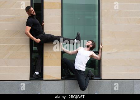 Edinburgh, Schottland, Großbritannien. 10. August 2023. Die Künstler David Banks und Sadiq Ali spielen Stuntman-Szenen aus den Filmen. In ihrer Show Stuntman geht es um die Auswirkungen von Vorbildern von Actionhelden auf Männer und Jungen, indem sie sich von Filmen wie die Hard und John Wick inspirieren lässt. Die Show läuft in Summerhall. Iain Masterton/Alamy Live News Stockfoto