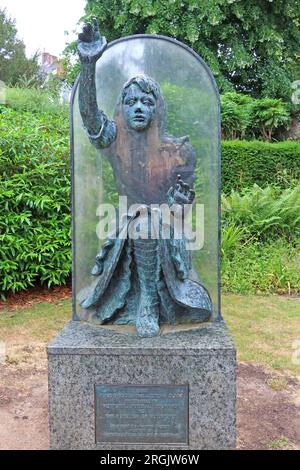 Alice Through Looking Glass, Jeanne Argent Skulptur 1990, Castle Park, Guildford, Surrey, England, UK, GU1 3SX Stockfoto