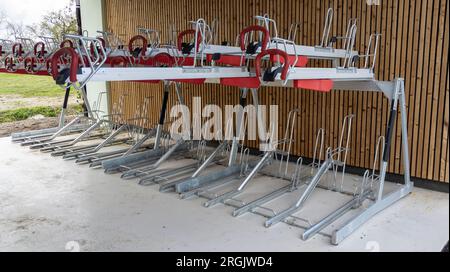 Moderner Fahrradparkplatz im Stadtparkplatz für mehrere Fahrräder im neuen Stadtverkehr in der Stadt Stockfoto