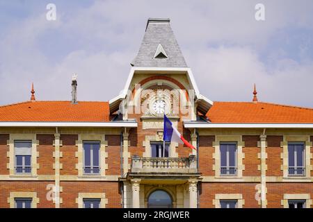 Rathausfassade französische Stadt Soulac sur Mer mit französischem Text liberte egalite fraternite bedeutet Freiheit Gleichberechtigung Bruderschaft Stockfoto