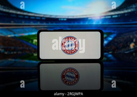 Kaunas, Litauen - 2023. August 10: Deutschland Bundesliga Team FC Bayern Logo auf dem Bildschirm Stockfoto