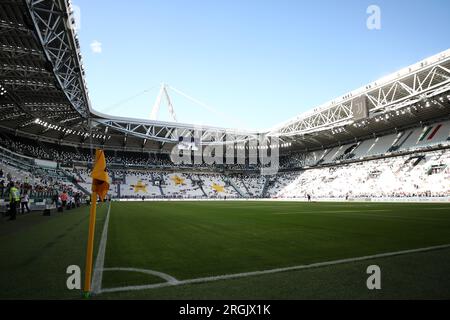 Turin, Italien. 09. Aug. 2023. Sehen Sie sich das Innere des Stadions während des Vorsaison-Testspiels zwischen dem FC Juventus und der nächsten Generation im Allianz-Stadion am 09. August 2023 in Turin an. Kredit: Marco Canoniero/Alamy Live News Stockfoto