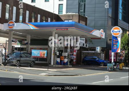 Holloway Head, Birmingham, 10. August 2023: An einer Tankstelle am Golf im Stadtzentrum von Birmingham sind die Kraftstoffpreise auf 151,9 Pence pro Liter Benzin und 153,9 Pence pro Liter Diesel gestiegen. Die Benzinpreise sind in den letzten Wochen gestiegen, was dazu geführt hat, dass die ohnehin schon knapp bezahlten Autofahrer noch mehr abwerfen. Kredit: Stop Press Media / Alamy Live News Stockfoto