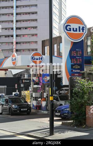 Holloway Head, Birmingham, 10. August 2023: An einer Tankstelle am Golf im Stadtzentrum von Birmingham sind die Kraftstoffpreise auf 151,9 Pence pro Liter Benzin und 153,9 Pence pro Liter Diesel gestiegen. Die Benzinpreise sind in den letzten Wochen gestiegen, was dazu geführt hat, dass die ohnehin schon knapp bezahlten Autofahrer noch mehr abwerfen. Kredit: Stop Press Media / Alamy Live News Stockfoto