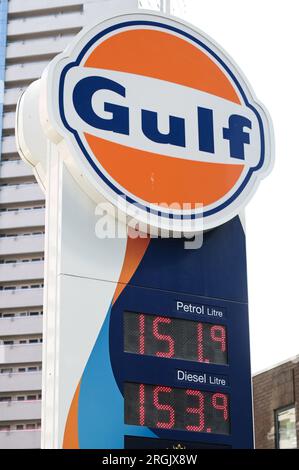 Holloway Head, Birmingham, 10. August 2023: An einer Tankstelle am Golf im Stadtzentrum von Birmingham sind die Kraftstoffpreise auf 151,9 Pence pro Liter Benzin und 153,9 Pence pro Liter Diesel gestiegen. Die Benzinpreise sind in den letzten Wochen gestiegen, was dazu geführt hat, dass die ohnehin schon knapp bezahlten Autofahrer noch mehr abwerfen. Kredit: Stop Press Media / Alamy Live News Stockfoto