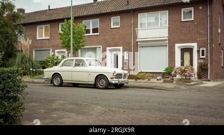 Weißer Volvo Amazonas parkt auf der Straße der Stadt. 1960er klassische schwedische Limousine im Wohngebiet der niederländischen Stadt Stockfoto
