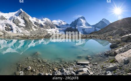 alpenpanorama von Cabane du Mountet mit Wellenkuppe, Obergabelhorn, Arbenhorn, Pointe du Zinal, Dent Blanche an einem Gletschersee, Valais Stockfoto