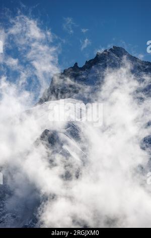 Mystische Wolken rund um den Gipfel von Grand Cornier Stockfoto