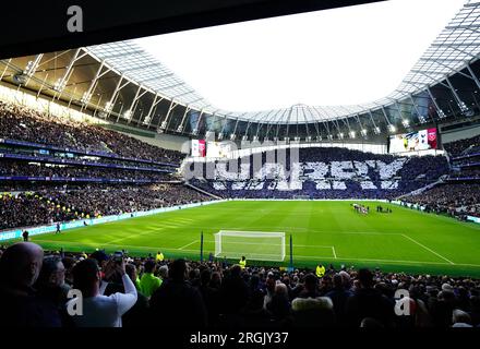 Dateifoto von 19-02-2023 von Fans auf den Tribünen mit einer Hommage an Harry Kane im Tottenham Hotspur Stadium, London. Bayern München hat mit Tottenham eine Vereinbarung über einen Vertrag über 95million Millionen Pfund getroffen, um Harry Kane zu unterzeichnen. Ausgabedatum: Donnerstag, 10. August 2023. Stockfoto