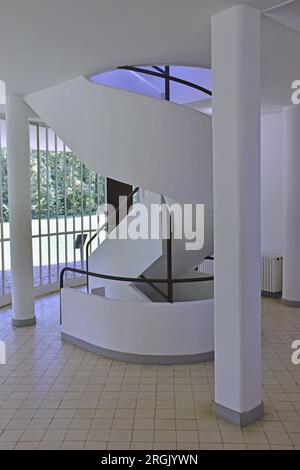 Villa Savoye, ein Meisterwerk der modernen Bewegung, Architekt Le Corbusier, erbaut 1922-31, Wendeltreppe in der Eingangshalle Stockfoto