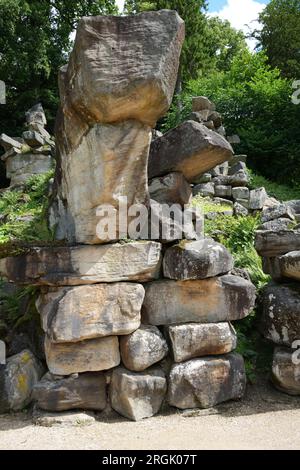 Haufen ausgeglichener Felsen in Woodland, Derbyshire, Großbritannien. Stockfoto