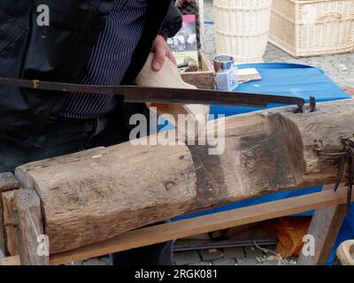 Herstellung traditioneller holländischer Holzschuhe. Der Mensch macht handgefertigte Holzschuhe - Klompen oder Clogs, die eines der Symbole der Niederlande sind Stockfoto