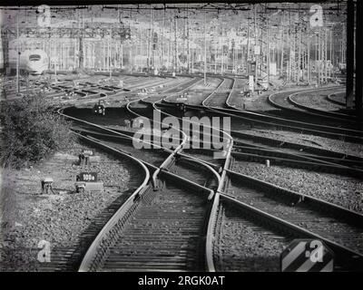 Bahngleise in der Nähe des Hauptbahnhofs in hagen, Deutschland, schwarz-weiß Stockfoto