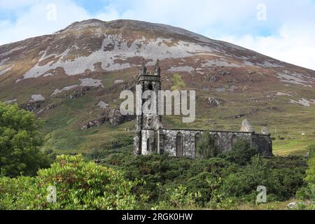 Die Old Church, Dunlewey, eine verlassene Kirche der Church of Ireland vor dem Hintergrund des Errigal Mountain im ländlichen County Donegal, Irland Stockfoto