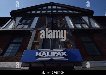 London, Großbritannien. 10. August 2023. Außenansicht einer Halifax-Filiale in London, als die Bank ankündigt, dass sie die Hypothekenzinsen senkt. Kredit: Vuk Valcic/Alamy Live News Stockfoto